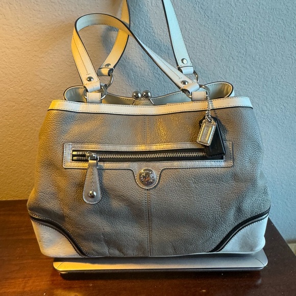Coach F1032 gray white pebble leather shoulder bag preowned like new - Picture 2 of 7
